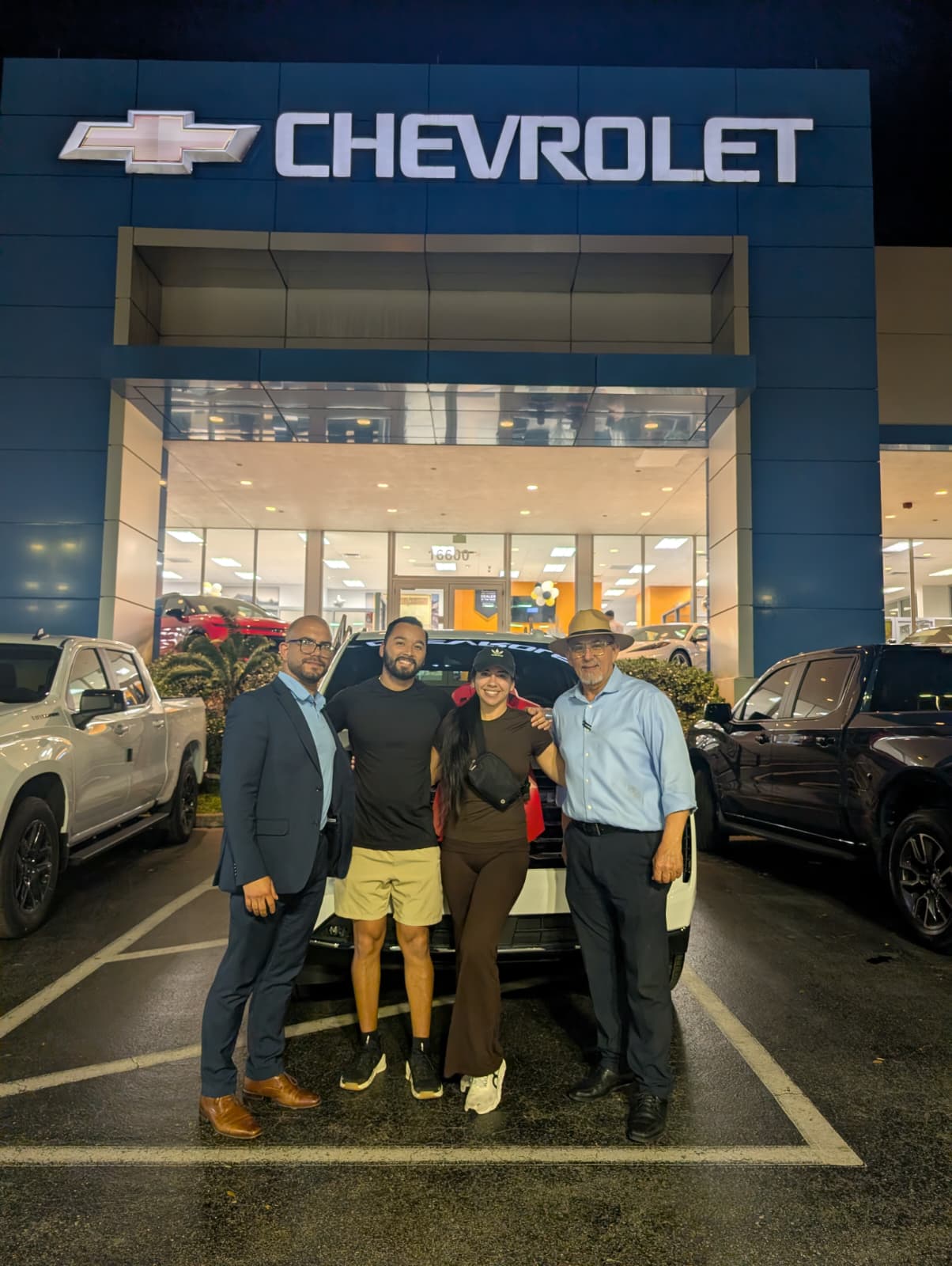 Familia con carro nuevo