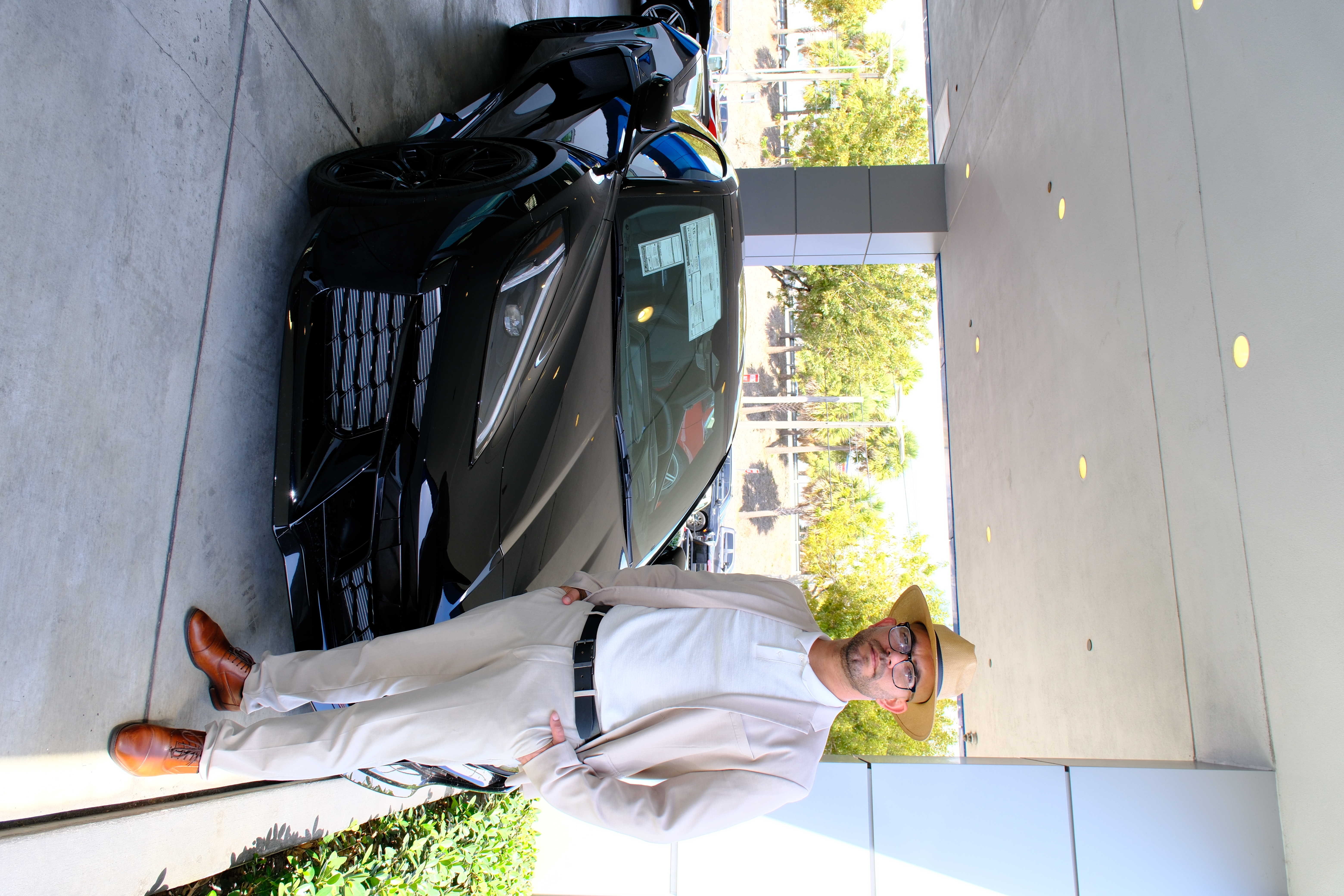 Jose en dealer evaluando Corvette negro