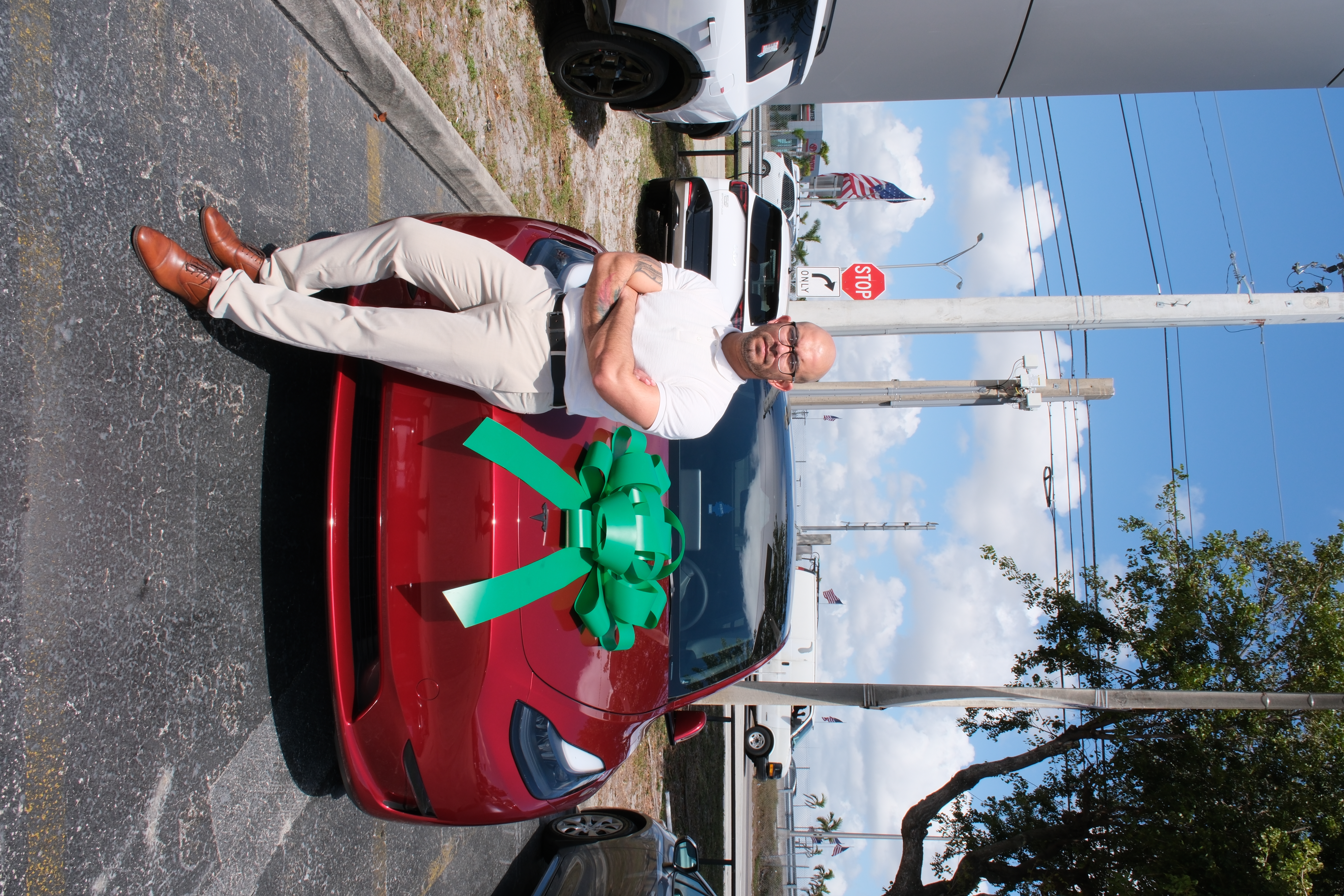 Entrega de Tesla Model Y rojo a cliente
